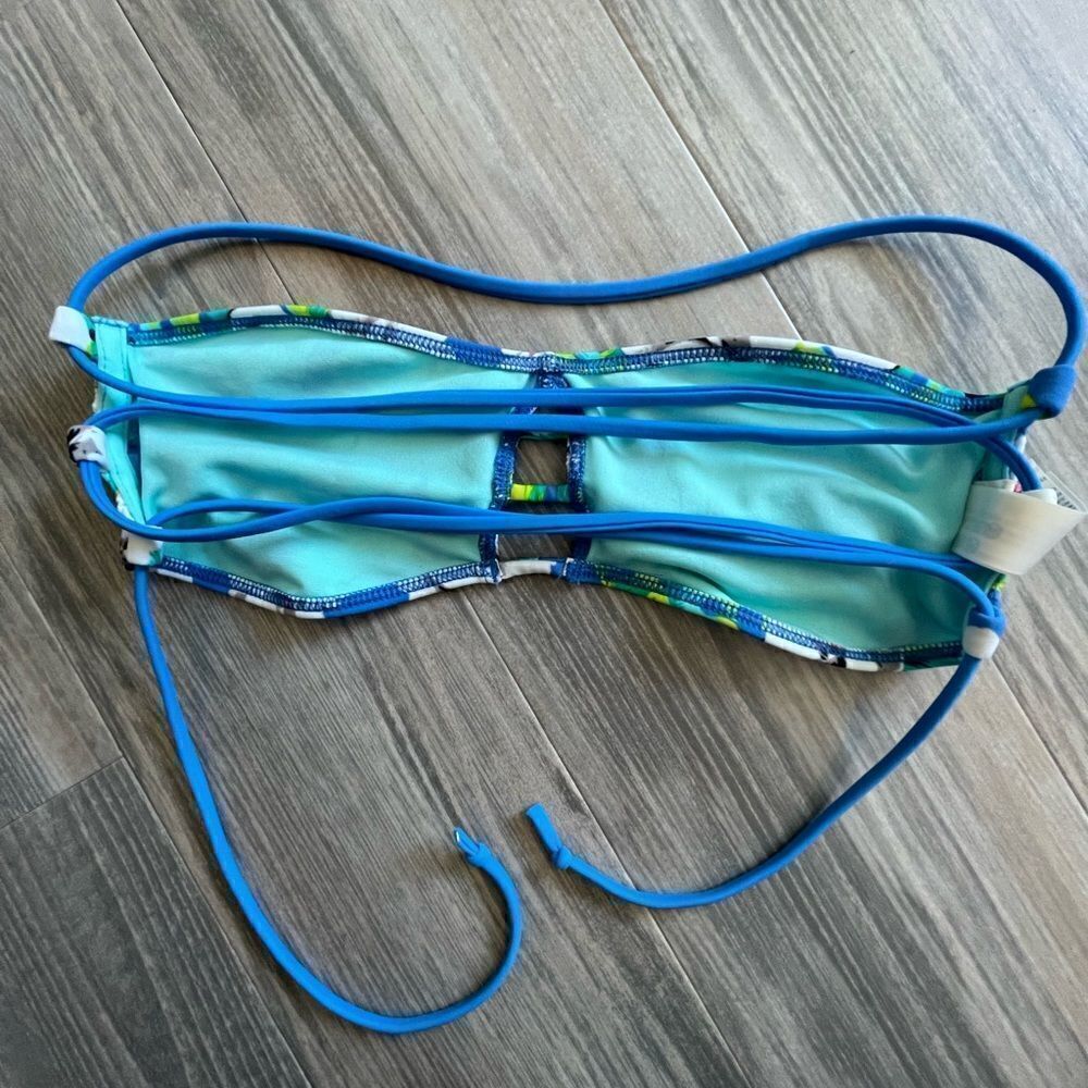 Hollister blue floral bikini top size L - Picture 3 of 4